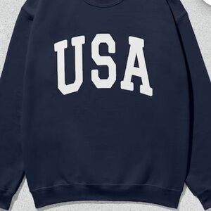 A cute and comfy USA navy blue hoodie! Great for the fall or a comfy night in!❤️